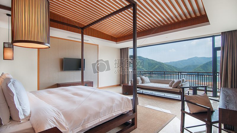 限制背景：保障旅游体验与资源分配
